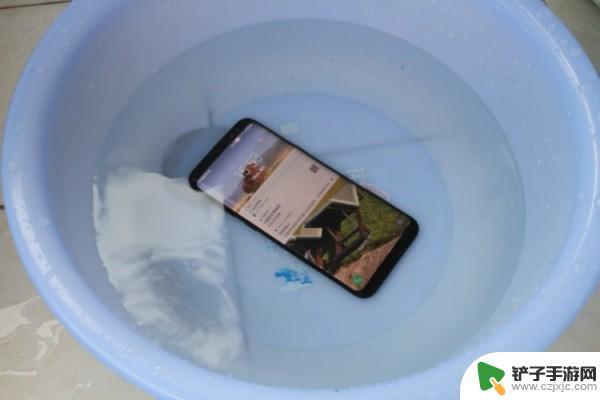 手机掉水里怎么办了 手机屏幕进水后有水印怎么修复