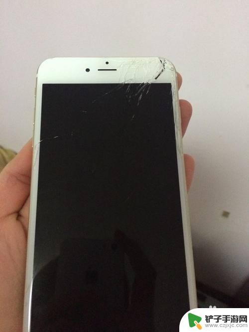 手机屏损坏如何修好呢 手机屏碎了自己修复步骤