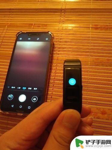 手机如何用华为手环拍照 华为手环6Pro如何通过遥控拍照功能进行拍照