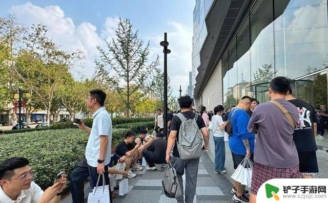 揭秘iPhone16大热！为何济南凌晨排起长队？6个果粉疯狂背后的真相揭秘