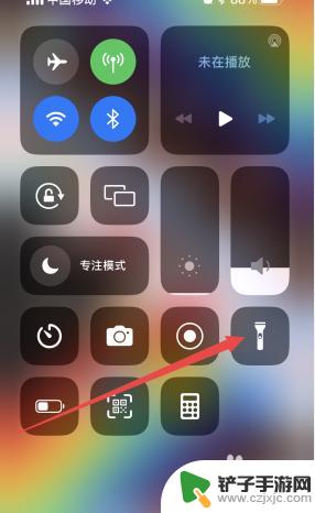 苹果手机手电筒怎么开 苹果手机手电筒开启方法